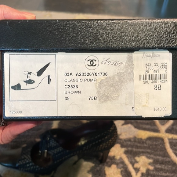 Beautiful, gently used Chanel pumps. Size 38. - Picture 3 of 3